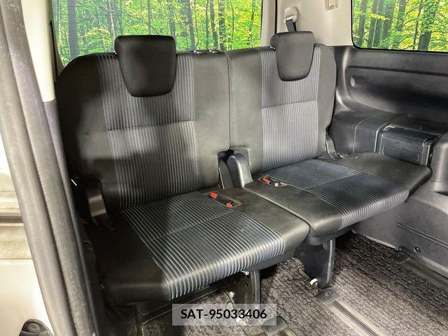 Toyota VOXY 2016-09 8132928-9