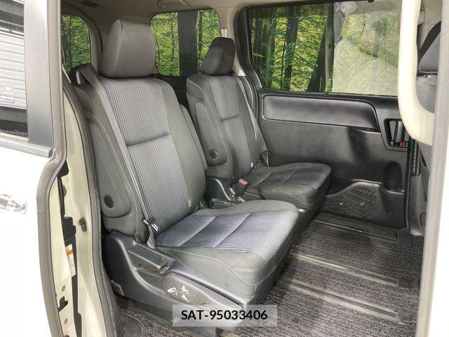 Toyota VOXY 2016-09 8132928-8