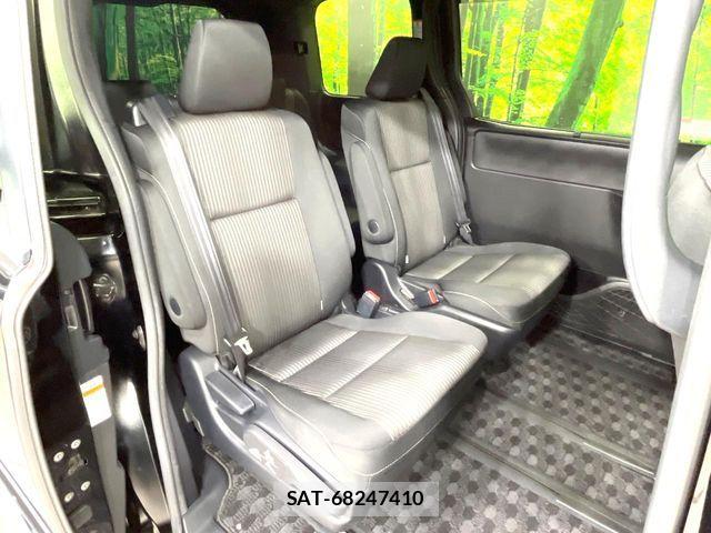 Toyota VOXY 2018-06 8132903-9