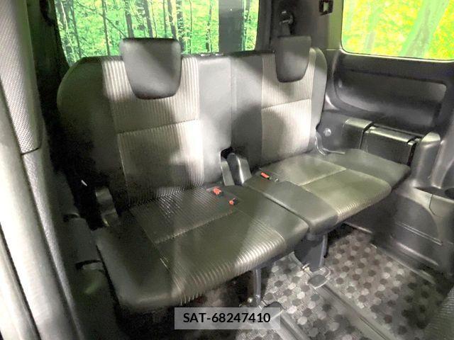Toyota VOXY 2018-06 8132903-10