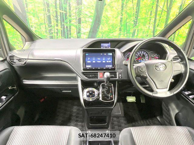 Toyota VOXY 2018-06 8132903-1