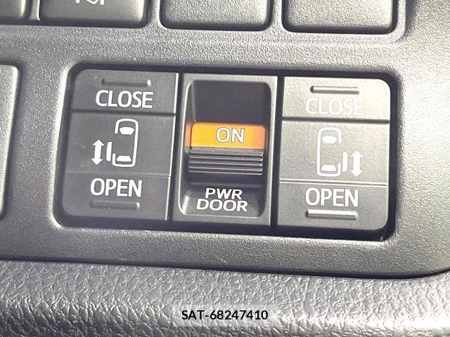 Toyota VOXY 2018-06 8132903-5