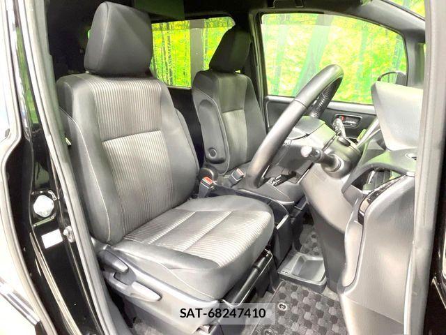 Toyota VOXY 2018-06 8132903-8