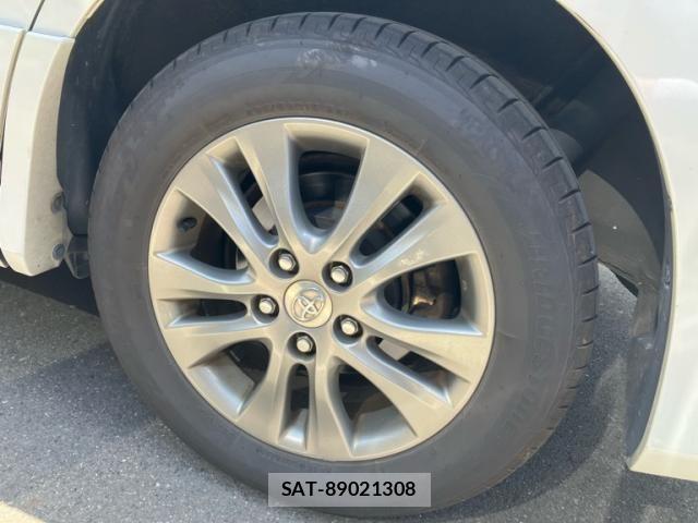 Toyota VOXY 2013-08 8132938-9