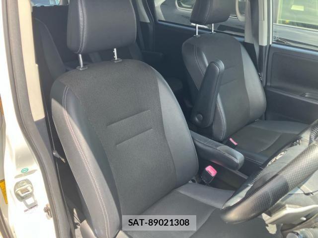 Toyota VOXY 2013-08 8132938-13