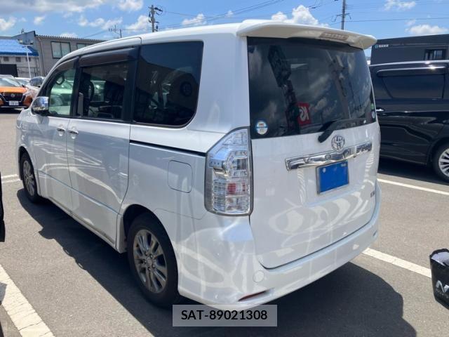 Toyota VOXY 2013-08 8132938-4