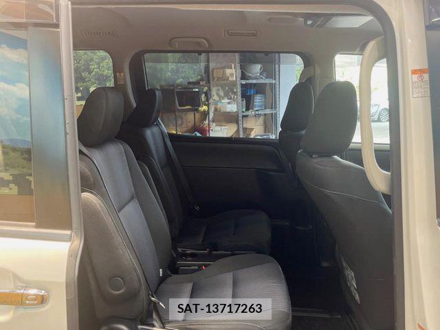 Toyota VOXY 2016-09 8132918-8