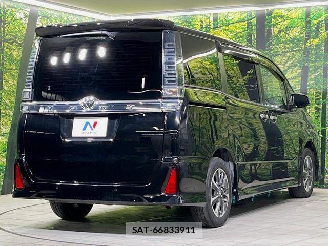 Toyota VOXY 2021-06 8132904-17