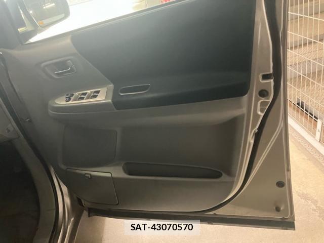 Toyota VOXY 2005-07 8146983-13