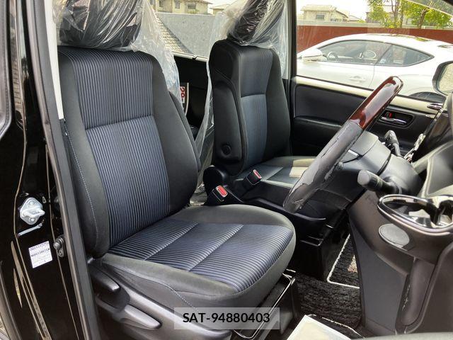 Toyota VOXY 2017-03 8146977-11