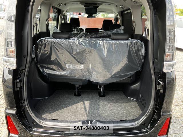 Toyota VOXY 2017-03 8146977-24