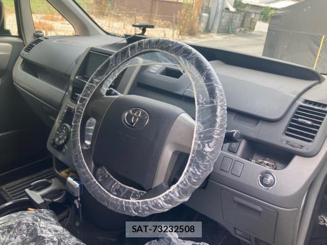 Toyota VOXY 2007-10 8146986-16