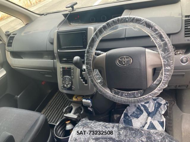 Toyota VOXY 2007-10 8146986-17