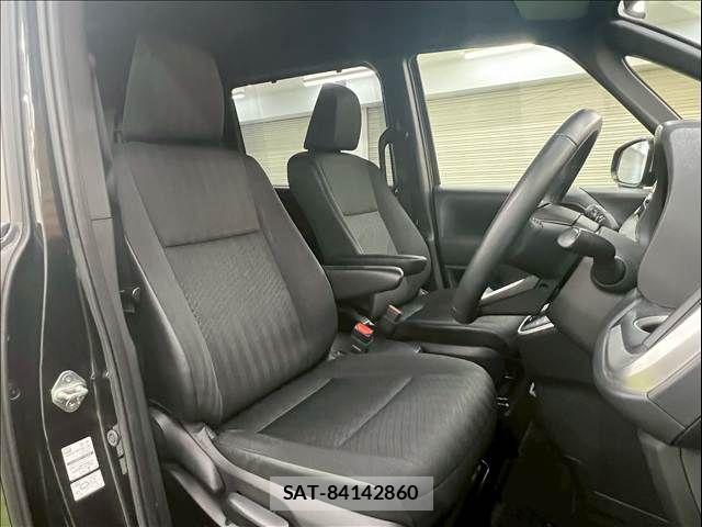 Toyota VOXY 2023-06 8146963-5