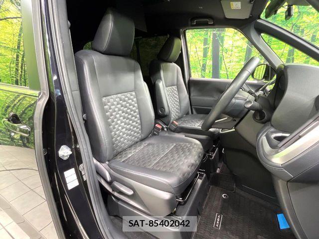 Toyota VOXY 2023-06 8146960-7