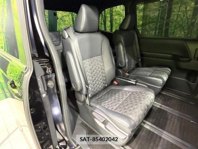 Toyota VOXY 2023-06 8146960-8