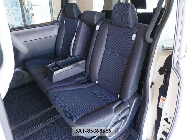 Toyota VOXY 2016-11 8159494-17