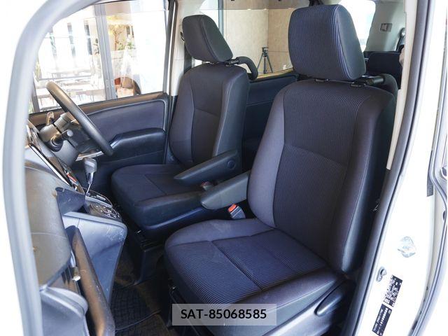 Toyota VOXY 2016-11 8159494-18