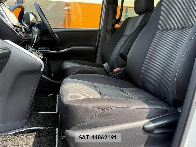 Toyota VOXY 2019-01 8159495-17