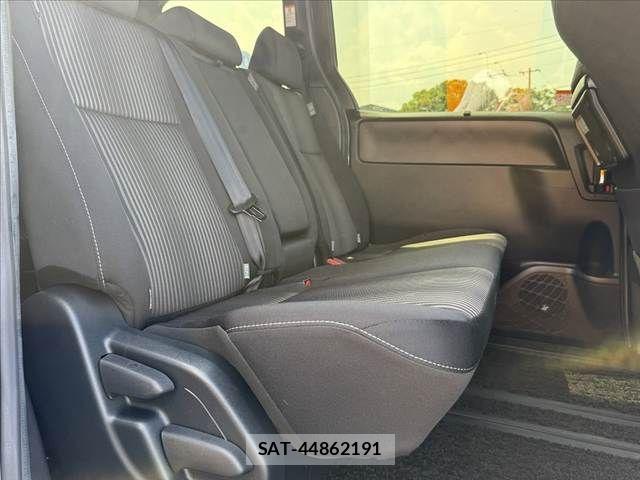 Toyota VOXY 2019-01 8159495-18