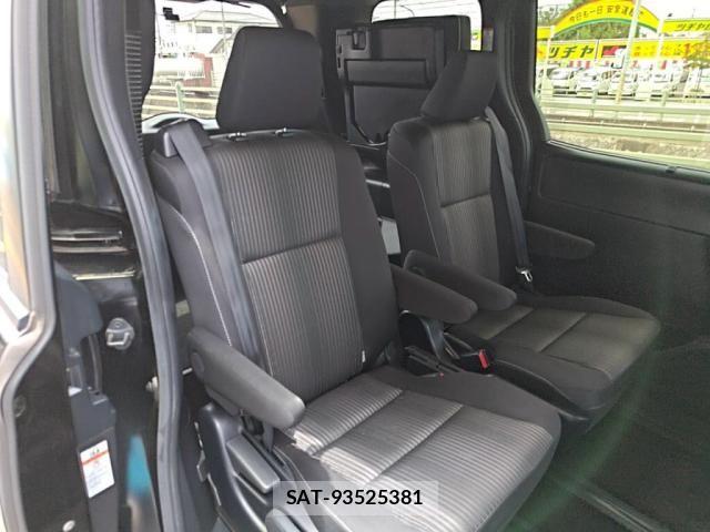 Toyota VOXY 2020-09 8210920-22