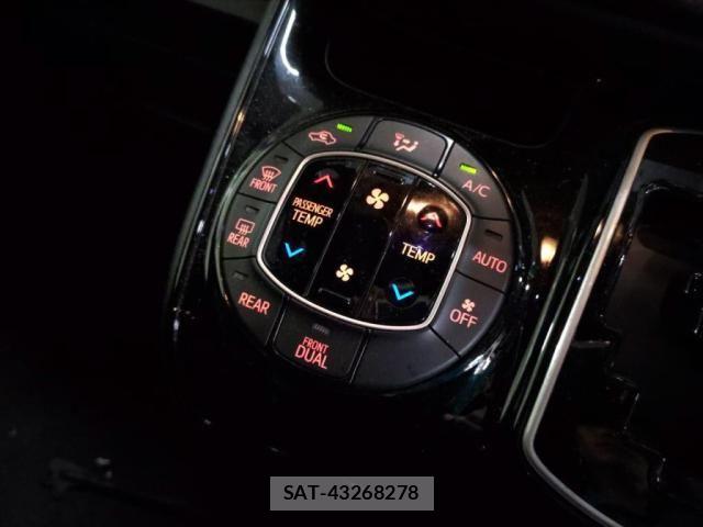 Toyota VOXY 2017-09 8210927-16
