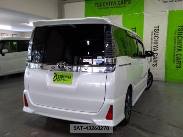 Toyota VOXY 2017-09 8210927-1