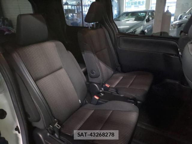 Toyota VOXY 2017-09 8210927-21