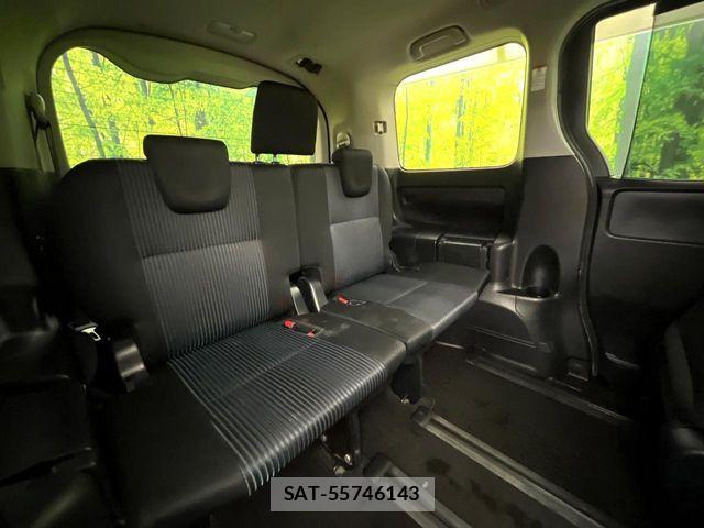Toyota VOXY 2017-01 8210938-9
