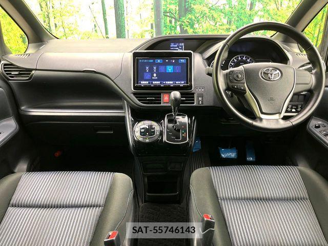 Toyota VOXY 2017-01 8210938-1