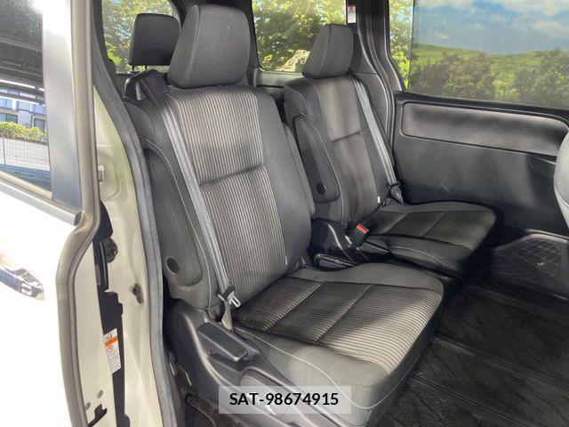 Toyota VOXY 2017-12 8210934-9