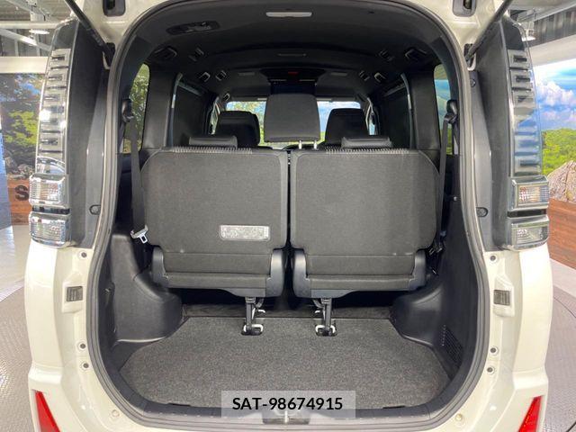 Toyota VOXY 2017-12 8210934-11