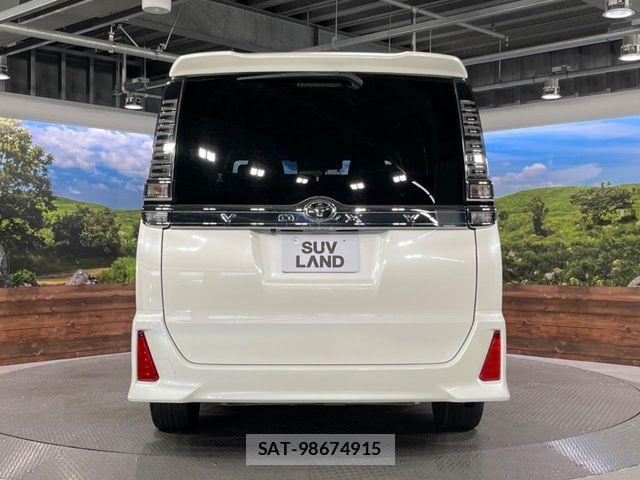 Toyota VOXY 2017-12 8210934-16