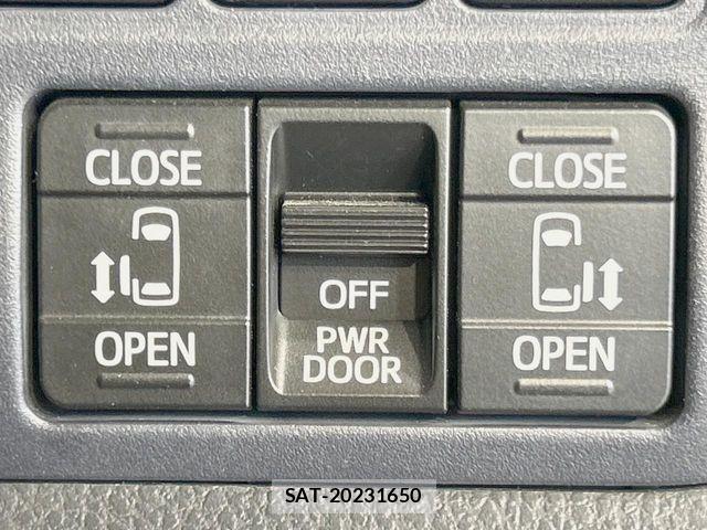 Toyota VOXY 2016-08 8210941-4