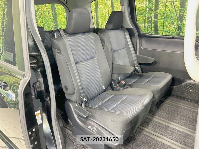 Toyota VOXY 2016-08 8210941-7