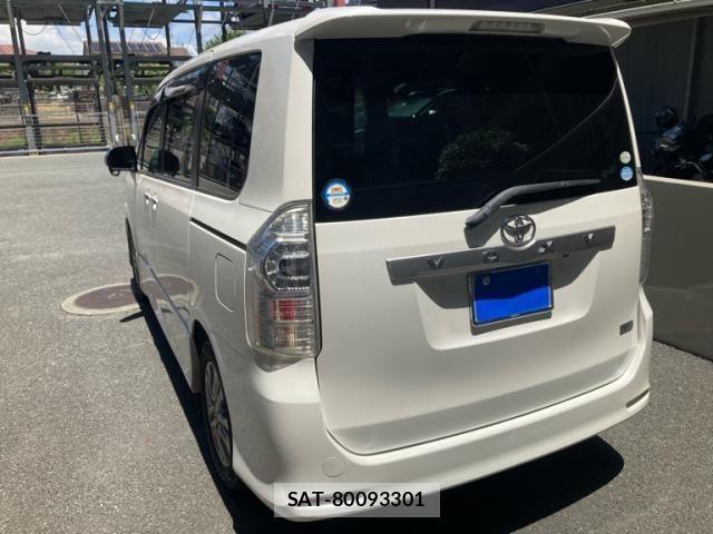 Toyota VOXY 2011-06 8210956-2
