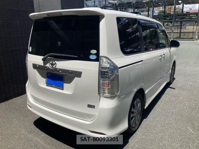 Toyota VOXY 2011-06 8210956-3