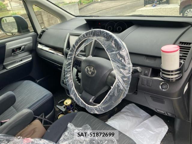 Toyota VOXY 2012-11 8210960-9
