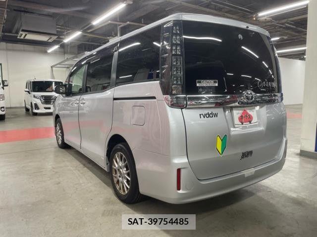 Toyota VOXY 2014-03 8210951-2