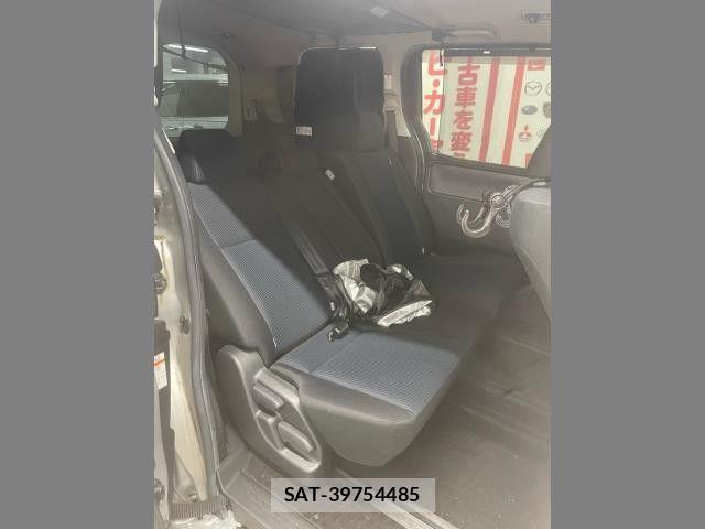 Toyota VOXY 2014-03 8210951-3