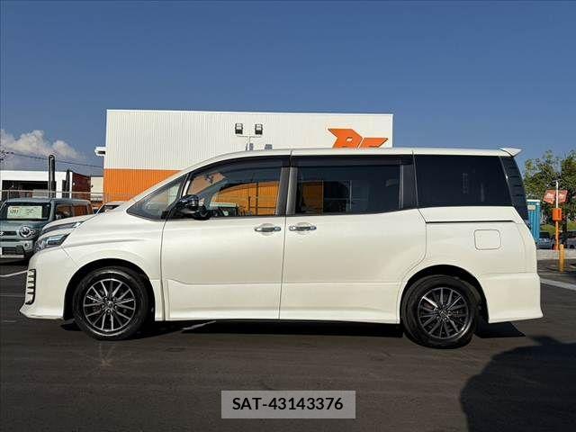 Toyota VOXY 2015-04 8210949-11