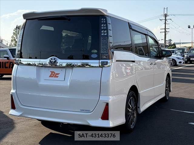 Toyota VOXY 2015-04 8210949-14
