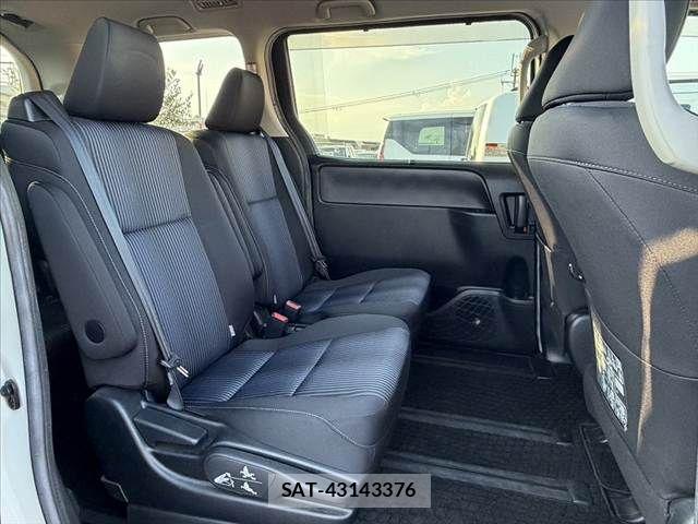 Toyota VOXY 2015-04 8210949-17