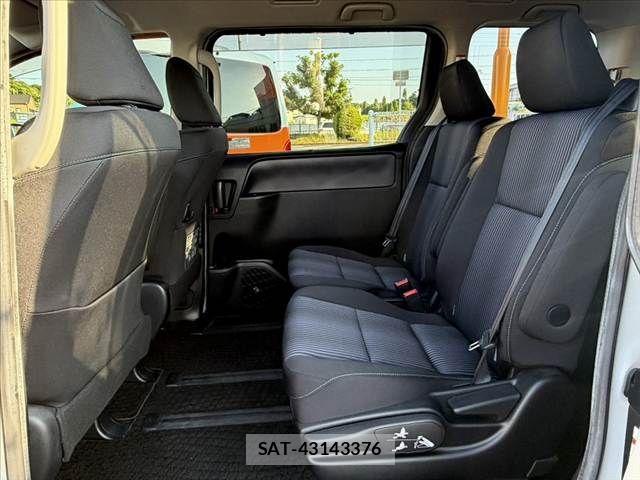 Toyota VOXY 2015-04 8210949-18
