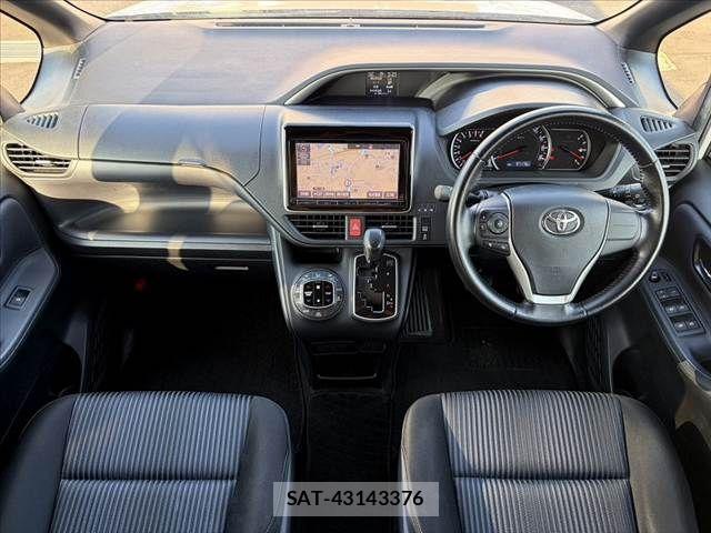 Toyota VOXY 2015-04 8210949-1