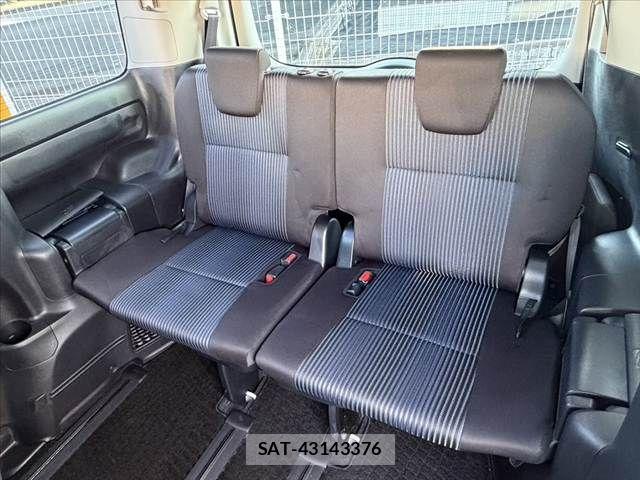 Toyota VOXY 2015-04 8210949-19