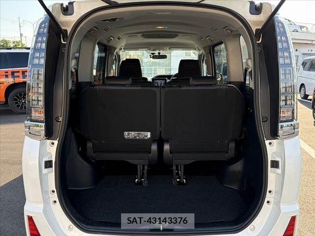 Toyota VOXY 2015-04 8210949-21