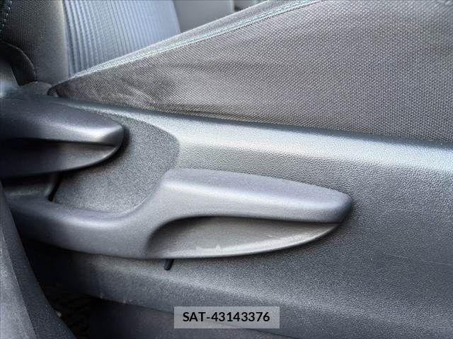 Toyota VOXY 2015-04 8210949-28