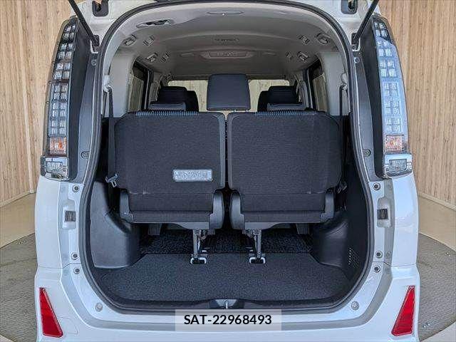 Toyota VOXY 2016-10 8210948-9