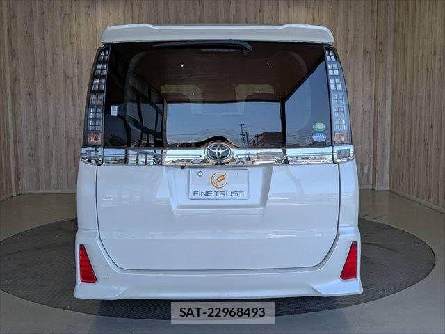 Toyota VOXY 2016-10 8210948-17